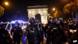 2023 年 7 月 1 日，警察在巴黎香榭丽舍大街凯旋门前巡逻。