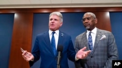 资料照片:共和党众议员麦考尔与民主党众议员米克斯在国会山听取了乌克兰总统泽连斯基的视频直播讲话后与记者交。(2022年3月16日)