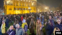 Okupljeni građani ispred sedišta Republičke izborne komisije (RIK) (Foto: VOA/Stefan Miljuš)