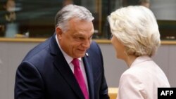 Kryeministri hungarez Viktor Orban takon Kryetaren e Komisionit Evropian Ursula von der Leyen/ Fotografi arkivi