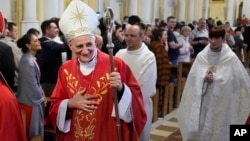 ແຟ້ມພາບ - ພະຄາດີໂນລ ມາເຕໂອ ສຸບປີ (Matteo Zuppi) ຊົງໄດ້ຕ້ອນຮັບພວກຜູ້ສັດທາ ຫຼົງຈາກພິທີສະຫຼອງບຸນ Mass ຢູ່ທີ່ພະວິຫານ Immaculate Conception ໃນນະຄອນຫຼວງມົສກູ, ວັນທີ 29 ມິຖຸນາ 2023. 