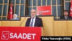 Saadet Partisi Grubu'nun, bugünkü ilk toplantısında Saadet Partisi Lideri Temel Karamollaoğlu ve ardından Gelecek Partisi Lideri Ahmet Davutoğlu kürsüde grup konuşması yaptı. 