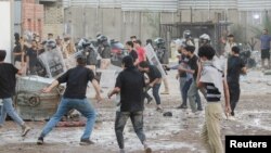 在瑞典驻巴格达大使馆外，伊拉克警察与抗议者爆发冲突。（2023年7月20日）