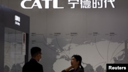 中国新能源科技公司宁德时代在北京举行的中国国际供应链促进博览会上的展台。（2023年11月28日）