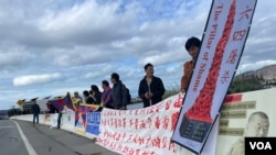 在旧金山机场附近抗议习近平的中国民运人权人士以及西藏、新疆、香港独立运动人士组成的抗议人群。