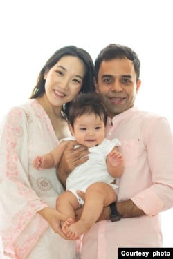 于淼淼和席瓦吉·达斯与女儿在2020年拍摄的全家福照片 (达斯夫妇提供)