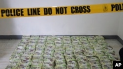 资料图片：2023年3月29日星期三，菲律宾北部碧瑶市警方对一所房屋进行突击搜查时，发现装有疑似甲基苯丙胺的茶包。（美联社）