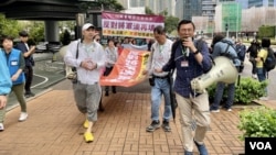 香港疫情后首次有将军澳居民发起3月26日游行反对当局填海，约80名游行人士戴上挂颈号码牌，自行拉起封锁线围封游行队伍，中途不能让市民插队 (美国之音/汤惠芸)