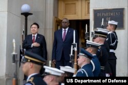 지난 4월 미국 워싱턴의 국방부 청사를 방문한 윤석열 한국 대통령이 환영 행사에서 로이드 오스틴 국방장관과 나란히 서있다. 사진 = 미 국방부.