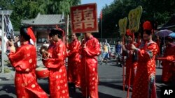 资料照：中国传统结婚送亲队伍出现在北京街头。（2010年9月12日）