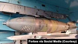 نمونه‌ای از بمب‌های روسی که هر روز مشابه آن، بر سر شهرهای اوکراین ریخته می‌شود. 