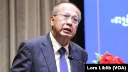 រដ្ឋមន្រ្តីក្រសួងពាណិជ្ជកម្ម លោក ប៉ាន សូរស័ក្ដិ ថ្លែង​ក្នុង​សន្និសីទ​អ្នកប្រើប្រាស់ថ្នាក់​ជាតិឆ្នាំ២០២៣ ក្រោមប្រធានបទ«ពង្រឹងសិទ្ធិ​អំណាច​អ្នកប្រើប្រាស់​ដើម្បីជំរុញ​ការអនុវត្តដោយសុចរិតលើទីផ្សារ»នៅ​សណ្ឋាគារ​សូហ្វីតែល រាជធានី​ភ្នំពេញ នៅ​ថ្ងៃទី៤ ខែមេសា ឆ្នាំ២០២៣។ (លាស់ លីបលីប/វីអូអេ)