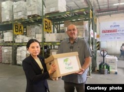 10月23日早上台湾驻以色列代表李雅萍(左)带著成箱的援助和衣物抵达位于里雄莱锡安的Pitchon-Lev物流中心，并代表台湾政府捐赠7万美元急难救助款 (Pitchon-Lev提供，Pony Mesika摄)