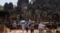 Khách du lịch tham quan đền Bayon tại quần thể đền Angkor Wat ở tỉnh Siem Reap, Campuchia. Đài Loan đang cân nhắc cảnh báo công dân về những rủi ro khi đi du lịch đến các quốc gia có quan hệ chặt chẽ với Trung Quốc như Lào và Campuchia.
