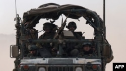 一辆载有以色列士兵的军车在以色列和加沙的边境附近行驶。（2024年2月12日）