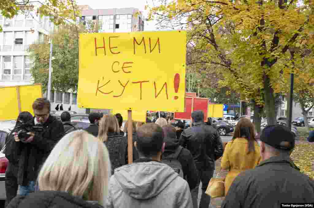 Залепени усти за право на говор: Протест на новинарите пред Основниот граѓански суд во Скопје