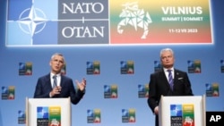 北约秘书长斯托尔滕贝格（左）和立陶宛总统吉塔纳斯·纳塞达在立陶宛首都维尔纽斯举行北约峰会前与媒体见面。(2023年7月10日)