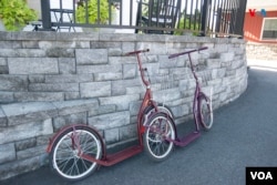 Los Amish suelen también trasladarse en una especie de scooter. Lancaster, Pensilvania, Estados Unidos. [Fotografía: Ismael Rodríguez/VOA]