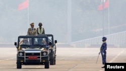 资料照片：缅甸军政府负责人敏昂莱在首都内比都阅兵。（2021年3月27日）