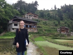 美国政治网媒《Axios》中国记者贝书颖(Bethany Allen)2016年于中国贵州的一个少数民族地区进行采访。（照片提供: 贝书颖）