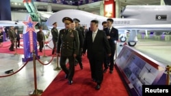 朝鲜领导人金正恩与俄罗斯国防部长绍伊古参观朝鲜为纪念韩战70周年而举行的一个军备展。（2023年7月27日）