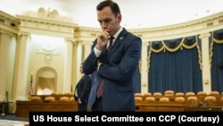 美国国会众议院美国与中共战略竞争特设委员会2023年4月19日在委员会进行台海冲突兵棋推演。图为委员会主席、共和党联邦众议员迈克·加拉格尔在兵棋推演桌前思考。（众议院美中战略竞争特设委员会提供）