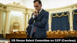 资料照片：美国国会众议院中共问题特设委员会2023年4月19日在委员会进行台海冲突兵棋推演。图为委员会主席、共和党联邦众议员麦克·加拉格尔在兵棋推演桌前思考。（众议院中共问题特设委员会提供）