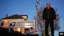美国宾州乡村地区的前代班邮递员格洛夫在邮局前接受采访。（2023年3月8日）
