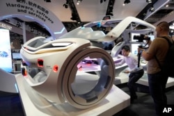 上海国际车展上人们参观智能汽车的部件。（2023年4月19日）