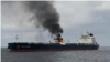 آرشیو - یک نفتکش آتش گرفته در خلیج عدن