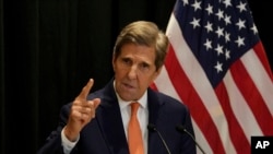 资料照：美国气候特使克里与中国国家副主席韩正在北京举行会谈后在记者会上讲话。（2023年7月19日）