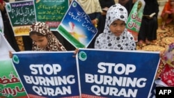 Pakistan'ın Karaçi kentinde 9 Temmuz'da düzenlenen İsveç karşıtı gösteride, Stockholm'de cami önünde Kuran yakılması protesto edildi. 