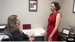 Lora Brej, osnivač organizacije Anđeli za promene, razgovara sa Elison Volters, iz borda organizacije koja nastoji da reši problem nestašice lekova na nacionalnom nivou. (Foto: VOA/Kerolin Presuti)