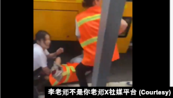 资料照：苏州日本人学校校车袭击事件现场，被刺伤的乘务员倒地。（图片来自博主“李老师不是你老师”X社媒平台视频截图）