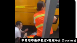 资料照：苏州日本人学校校车袭击事件现场，被刺伤的乘务员倒地。（图片来自博主“李老师不是你老师”X社媒平台视频截图）