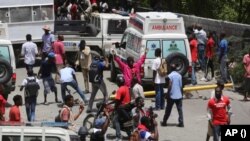 የዋና ከተማዋ 80 በመቶ በተደራጁ የውንብድና ቡድኖች እጅ ውስጥ በሚገኝባት ሄቲ ውስጥ ፣ ለገንዘብ ብሎ ሰዎችን ማፈን ፣ በትጥቅ የታጀበ ዝርፊያ ፣ እና የመኪና ንጥቂያን የመሰሉ ከባድ ወንጀሎች ተንሰራፍተዋል ።