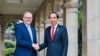 Presiden Indonesia Joko Widodo berjabat tangan dengan Perdana Menteri Australia Anthony Albanese di Admiralty House, Sydney, Australia, 4 Juli 2023. (Istana Kepresidenan RI/Handout Indonesia via REUTERS)