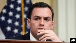 资料照片：2023年2月28日，来自威斯康星州的共和党籍众议员加拉格尔在华盛顿国会山举行的众议院中国特设委员会的听证会上。（美联社照片）