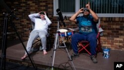 Stanovnici Ohaja prate pomračenje Sunca (Foto: AP/Erin Hooley)