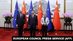 中国国家主席习近平与欧盟委员会主席乌尔苏拉·冯德莱恩（右）和欧洲理事会主席夏尔·米歇尔（左）在北京举行会晤。（2023年12月7日）