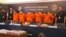 Sebanyak 12 tersangka yang terlibat dalam sindikat TPPO Penjualan Organ Ginjal dibawa oleh Polisi kepada wartawan dalam konferensi pers, Kamis (20/7) di Polda Metro Jaya, Jakarta. (VOA/Indra Yoga)
