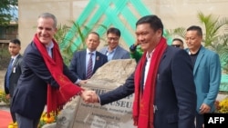 美国驻印度大使埃里克·加塞蒂（Eric Garcetti）访问中印边境的印度阿鲁纳恰尔邦与首席部长白玛堪卓（Pema Khandu）握手。（2023年11月29日）