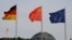 资料照：中国、德国和欧盟旗帜在德国柏林国会大厦外飘扬。