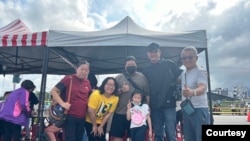 东台湾花莲市区天王星大楼的原9楼住户林天赐(右一)、林太太(左一)、儿子(左三)、女儿(左二)和孙女(中)一家人在救助点前，以及自台北来访的乾儿子(右二)。(照片来源:林天赐提供)