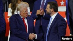 15일 미국 공화당의 대통령 후보로 지명된 도널드 트럼프 전 대통령이 부통령 후보인 J.D. 밴스 오하이오주 연방 상원의원과 악수를 나누고 있다.