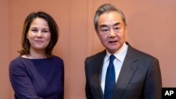 资料照 - 2023年2月17号，在慕尼黑召开的第50届慕尼黑安全会议期间，德国外长贝尔伯克同中共政治局委员、中共中央外事办主任王毅举行了双边会谈。