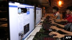 အင်တာနက် အသုံးပြုနေတဲ့ မြန်မာလူငယ်များ။