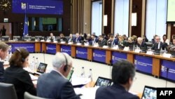 资料照片：2024年2月12日，欧盟外交与安全政策高级代表、欧盟委员会副主席何塞普·博雷尔（右二）在布鲁塞尔召开非正式外交事务委员会会议上。（法新社照片）