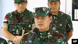 ຫົວໜ້າກອງທັບອິນໂດເນເຊຍ ນາຍພົນເຮືອຢູໂດ ມາໂກໂນ ກອງປະຊຸມນັກຂ່າວ ທີ່ ມີມິກາ ແຂວງປາປົວ ອິນໂດເນເຊຍ ວັນທີ18, 2023