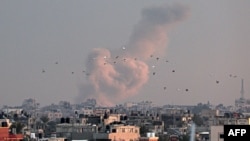 2024年2月5日，以色列轰炸后，从加沙地带南部拉法拍摄的一张照片显示，汗尤尼斯的建筑物上空升起浓烟。（法新社照片）